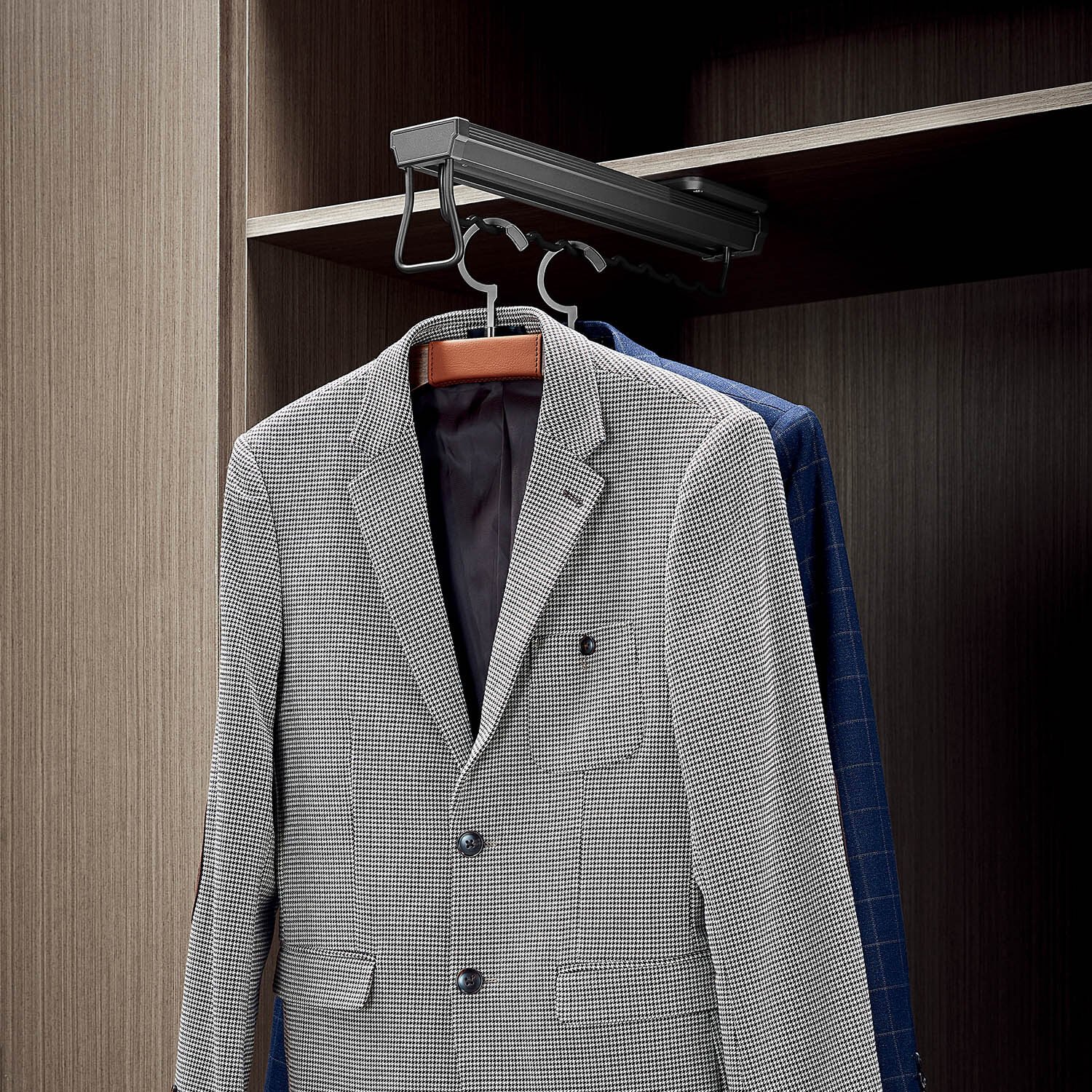 顶装挂衣架-e1754297999211